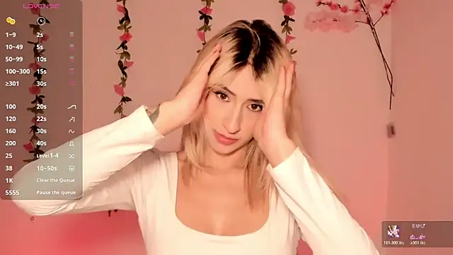 Snapshot of Ashleyroys_111 chatting on April 24, 7:27 pm Ashleyroys 111 online show from April 24, 7:27 pm