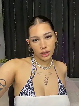 Snapshot of LoraShines chatting on May 23, 4:00 pm LoraShines online show from May 23, 4:00 pm