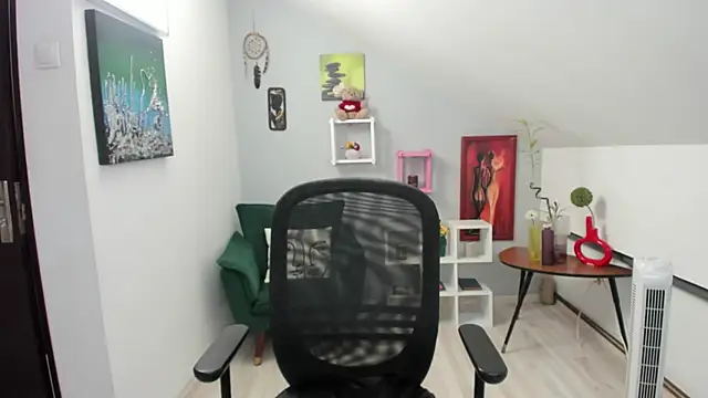 Snapshot of BettyJamess chatting on October 17, 7:27 pm BettyJamess online show from October 17, 7:27 pm
