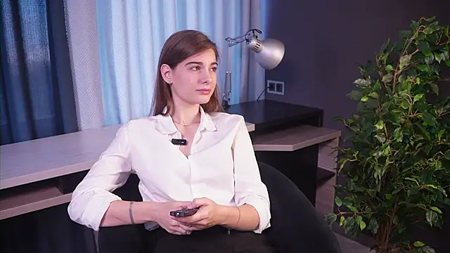 TwilaSanks online show from October 13, 3:50 am