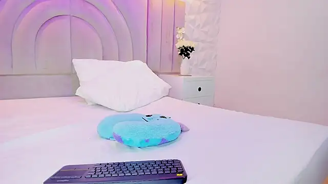 rebeca brown  online show from January 14, 11:49 am