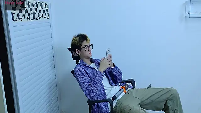 Snapshot of sexyboy-lele chatting on October 12, 11:42 am sexyboy-lele online show from October 12, 11:42 am