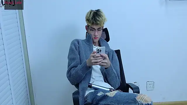 Snapshot of sexyboy-lele chatting on October 15, 12:05 pm sexyboy-lele online show from October 15, 12:05 pm