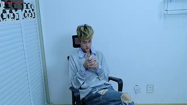 Snapshot of sexyboy-lele chatting on October 17, 12:52 pm sexyboy-lele online show from October 17, 12:52 pm