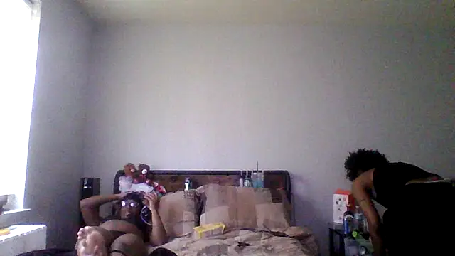 Snapshot of dezzidavill chatting on April 3, 7:12 pm dezzidavill online show from April 3, 7:12 pm