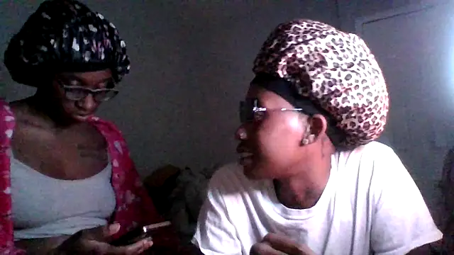 Snapshot of dezzidavill chatting on April 6, 4:46 am dezzidavill online show from April 6, 4:46 am