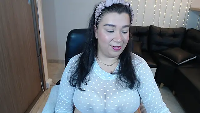 Snapshot of bella_sweet_01 chatting on October 10, 12:04 pm bella sweet 01 online show from October 10, 12:04 pm