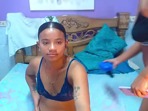 Snapshot of AmaliaAndAngely chatting on November 13, 5:23 pm AmaliaAndAngely online show from November 13, 5:23 pm