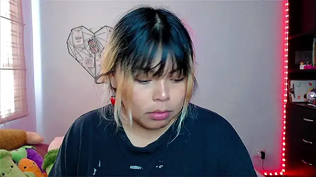 Snapshot of EllieMoonX chatting on December 1, 8:25 pm EllieMoonX online show from December 1, 8:25 pm