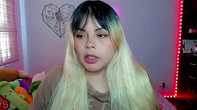 Snapshot of EllieMoonX chatting on December 2, 9:32 pm EllieMoonX online show from December 2, 9:32 pm