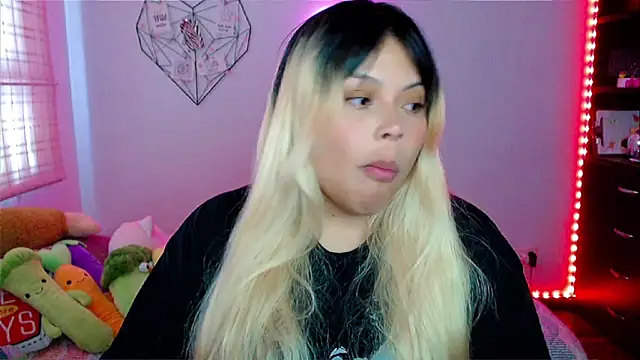 Snapshot of EllieMoonX chatting on December 3, 9:24 pm EllieMoonX online show from December 3, 9:24 pm