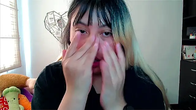 EllieMoonX online show from December 19, 1:07 pm