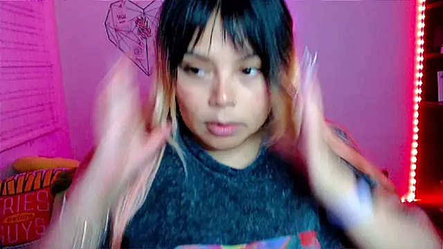 Snapshot of EllieMoonX chatting on February 12, 11:44 pm EllieMoonX online show from February 12, 11:44 pm