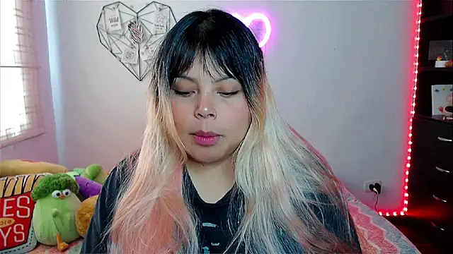 Snapshot of EllieMoonX chatting on February 13, 5:20 pm EllieMoonX online show from February 13, 5:20 pm