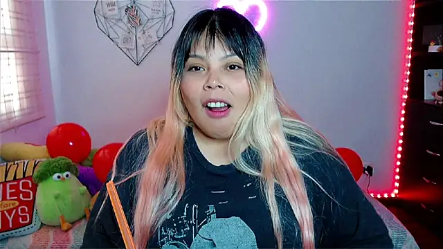 Snapshot of EllieMoonX chatting on February 14, 10:06 pm EllieMoonX online show from February 14, 10:06 pm