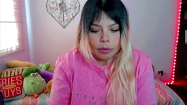 Snapshot of EllieMoonX chatting on February 17, 8:15 pm EllieMoonX online show from February 17, 8:15 pm