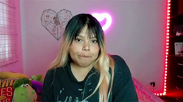 Snapshot of EllieMoonX chatting on February 19, 10:50 pm EllieMoonX online show from February 19, 10:50 pm