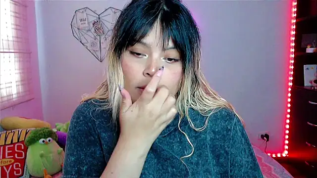 Snapshot of EllieMoonX chatting on February 20, 9:48 pm EllieMoonX online show from February 20, 9:48 pm