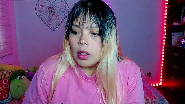 Snapshot of EllieMoonX chatting on February 23, 10:29 pm EllieMoonX online show from February 23, 10:29 pm