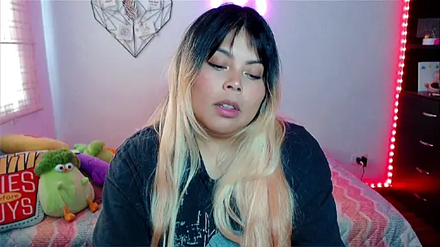 Snapshot of EllieMoonX chatting on March 4, 7:53 pm EllieMoonX online show from March 4, 7:53 pm