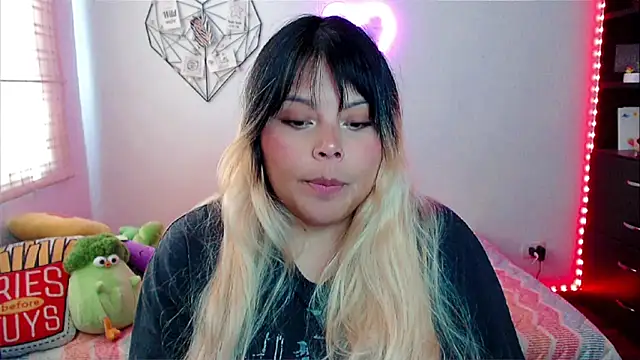 Snapshot of EllieMoonX chatting on March 7, 7:33 pm EllieMoonX online show from March 7, 7:33 pm