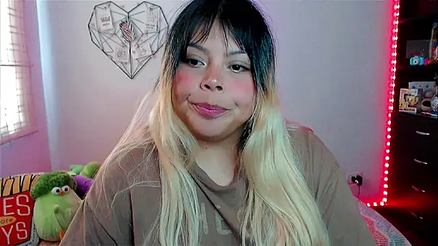 Snapshot of EllieMoonX chatting on March 10, 6:46 pm EllieMoonX online show from March 10, 6:46 pm