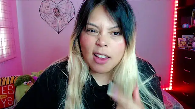 Snapshot of EllieMoonX chatting on March 12, 10:05 pm EllieMoonX online show from March 12, 10:05 pm