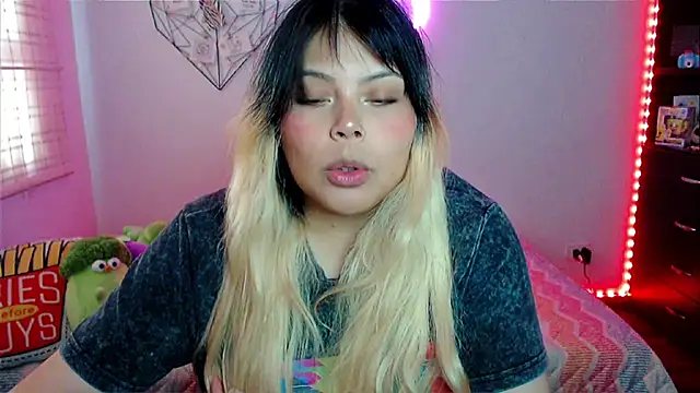 Snapshot of EllieMoonX chatting on March 18, 8:56 pm EllieMoonX online show from March 18, 8:56 pm