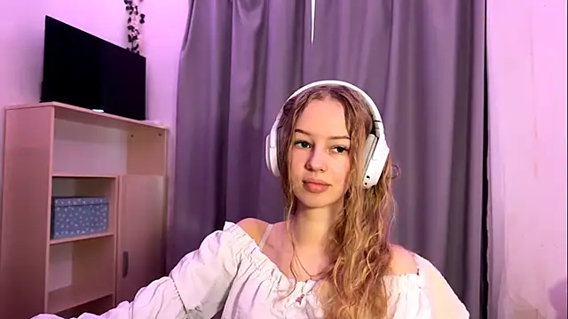 Snapshot of LunaCrave chatting on October 14, 5:19 am LunaCrave online show from October 14, 5:19 am