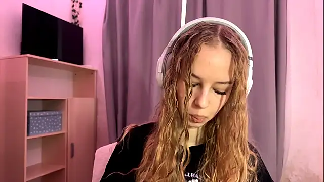 Snapshot of LunaCrave chatting on October 15, 5:18 am LunaCrave online show from October 15, 5:18 am