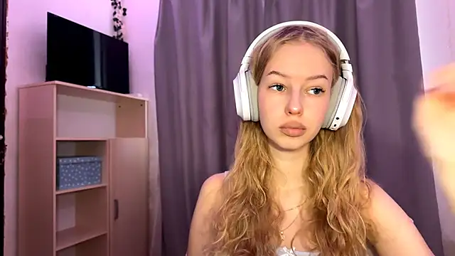 Snapshot of LunaCrave chatting on October 16, 11:11 am LunaCrave online show from October 16, 11:11 am