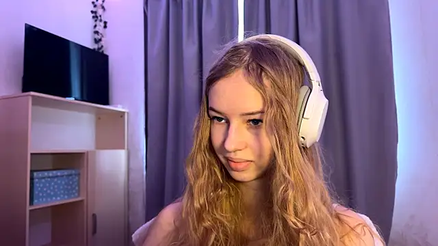 Snapshot of LunaCrave chatting on October 17, 9:23 am LunaCrave online show from October 17, 9:23 am