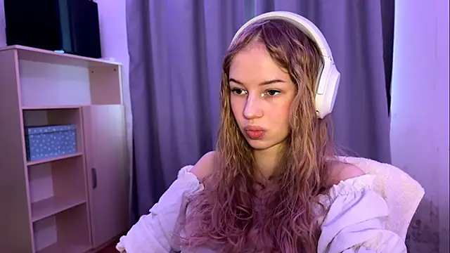 Snapshot of LunaCrave chatting on October 21, 10:27 am LunaCrave online show from October 21, 10:27 am