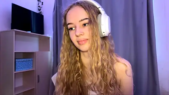 Snapshot of LunaCrave chatting on October 22, 9:42 am LunaCrave online show from October 22, 9:42 am