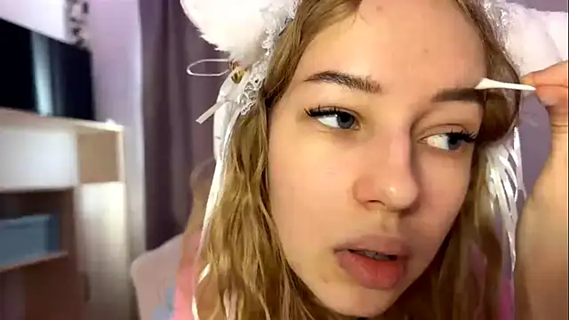 Snapshot of LunaCrave chatting on October 23, 9:30 am LunaCrave online show from October 23, 9:30 am