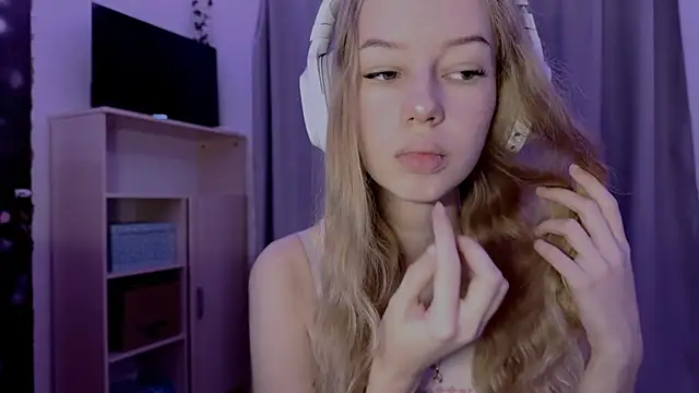 Snapshot of LunaCrave chatting on October 28, 4:05 am LunaCrave online show from October 28, 4:05 am