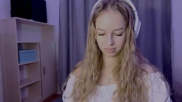 Snapshot of LunaCrave chatting on October 30, 12:06 pm LunaCrave online show from October 30, 12:06 pm