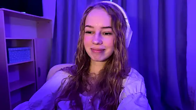 Snapshot of LunaCrave chatting on October 31, 6:25 am LunaCrave online show from October 31, 6:25 am