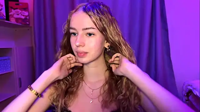 Snapshot of LunaCrave chatting on November 27, 2:41 pm LunaCrave online show from November 27, 2:41 pm