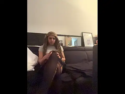 Snapshot of luziaaa92 chatting on October 13, 2:17 pm luziaaa92 online show from October 13, 2:17 pm