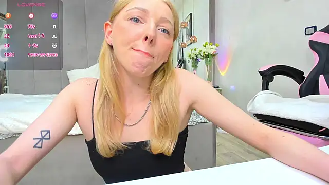 Snapshot of SundyRose chatting on November 18, 8:35 pm SundyRose online show from November 18, 8:35 pm