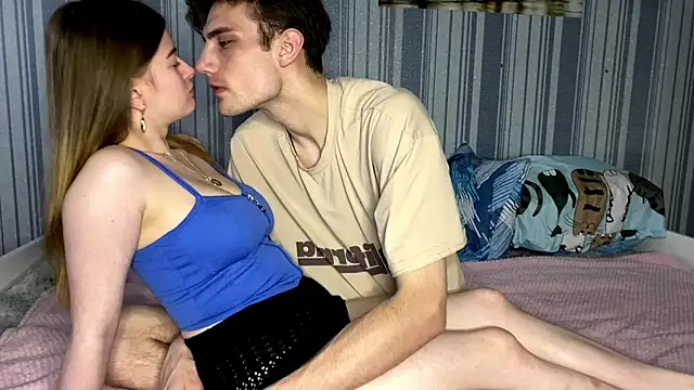 Snapshot of EmiliaCouple chatting on November 16, 12:33 pm EmiliaCouple online show from November 16, 12:33 pm