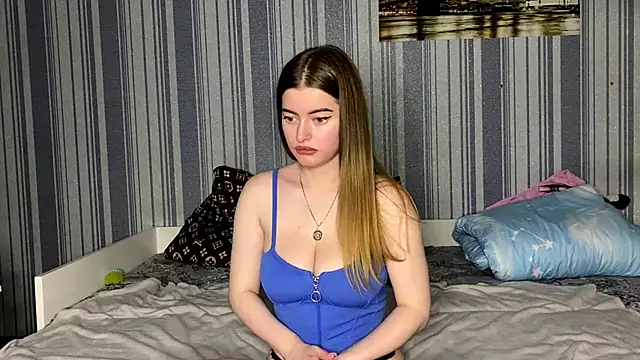 Snapshot of EmiliaCouple chatting on November 27, 1:57 pm EmiliaCouple online show from November 27, 1:57 pm