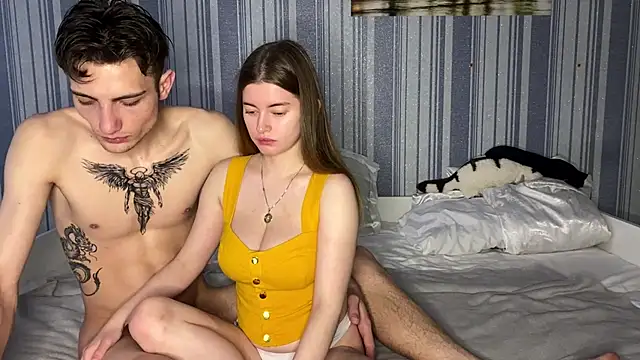 Snapshot of EmiliaCouple chatting on December 3, 12:14 pm EmiliaCouple online show from December 3, 12:14 pm