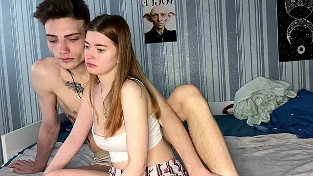 Snapshot of EmiliaCouple chatting on March 20, 6:40 am EmiliaCouple online show from March 20, 6:40 am