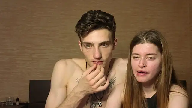 EmiliaCouple online show from June 21, 11:13 am