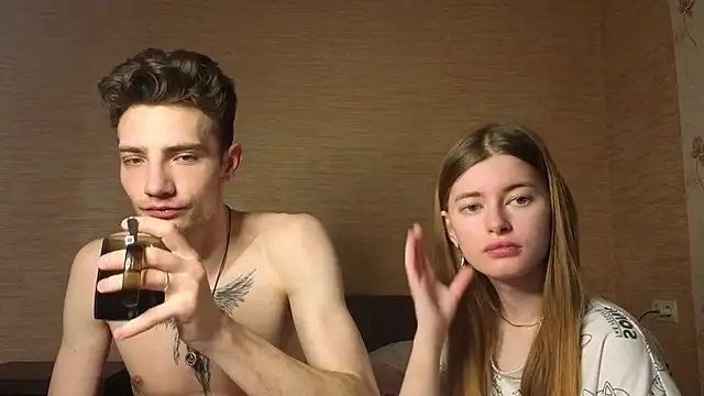 EmiliaCouple online show from June 23, 11:19 am