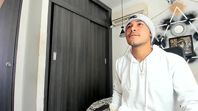 Snapshot of jhapsson_wong chatting on October 10, 2:49 pm jhapsson wong online show from October 10, 2:49 pm