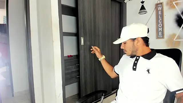 Snapshot of jhapsson_wong chatting on October 17, 1:57 pm jhapsson wong online show from October 17, 1:57 pm