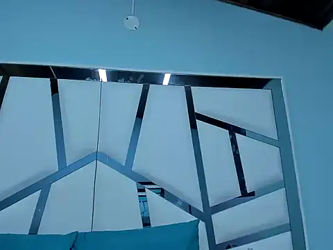 Snapshot of MiaHarper2 chatting on December 15, 3:33 am MiaHarper2 online show from December 15, 3:33 am